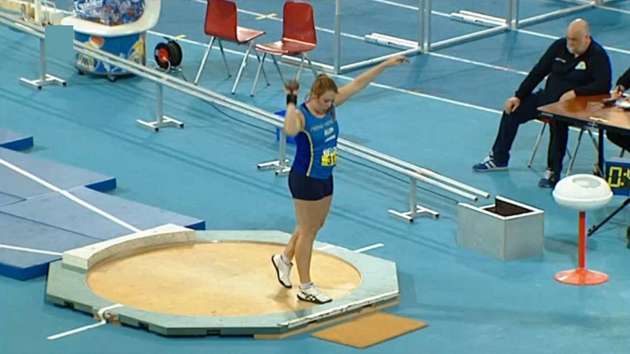 Melissa Boekelman aan het kogelstoten