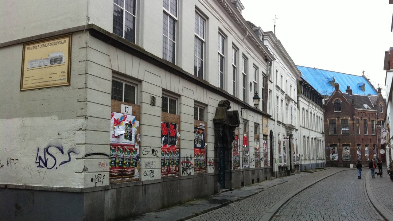 De straat waar het Grand Hotel moet komen