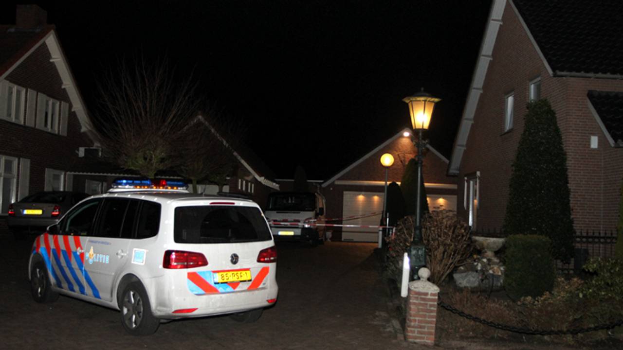 De politie voert ondezoek uit. (Foto: Bart Meesters)