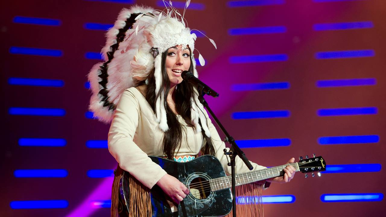 Joan Franka met hoofdtooi