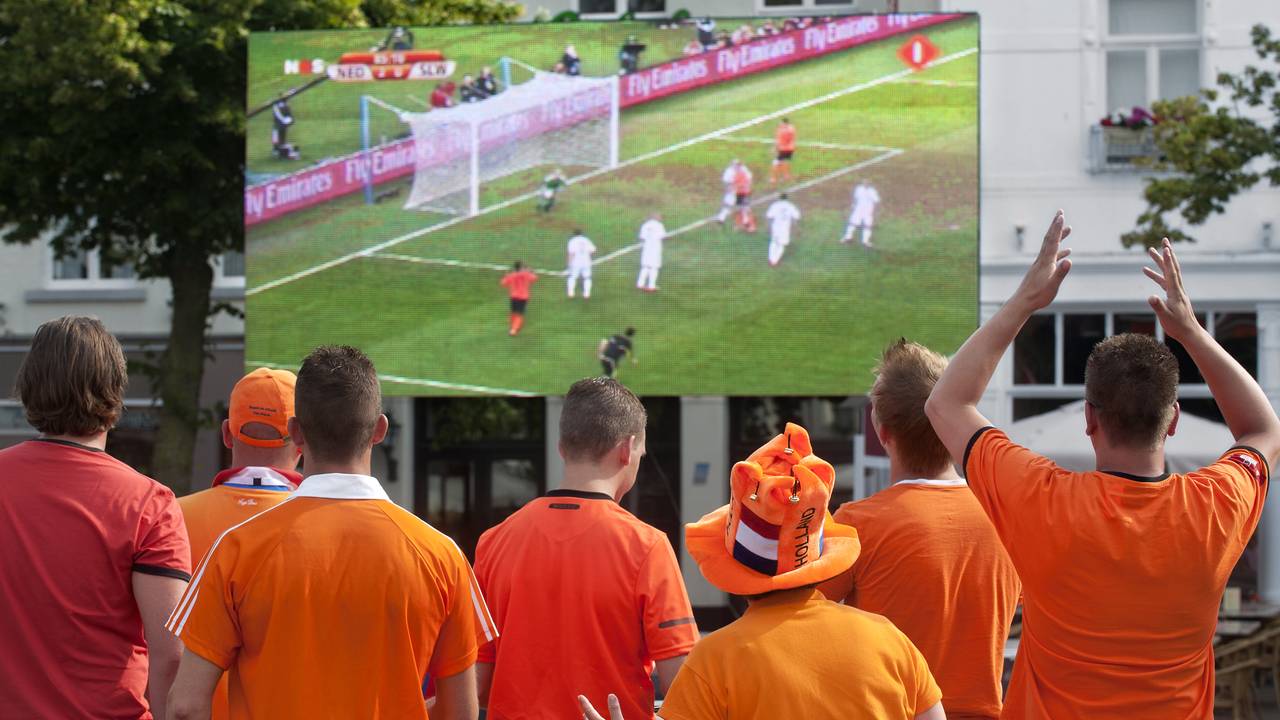 Voetbal Kijken In De Kroeg Bioscoop Station Of Toch Op Een Plein Ergens In Brabant Omroep Brabant