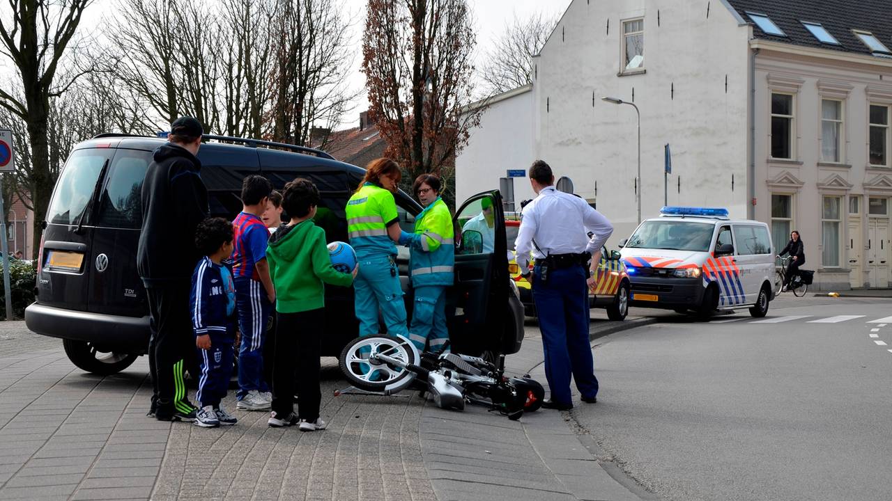 Twee ongevallen met bromfietsers. (Foto: Jules Vorselaars/JV Media)