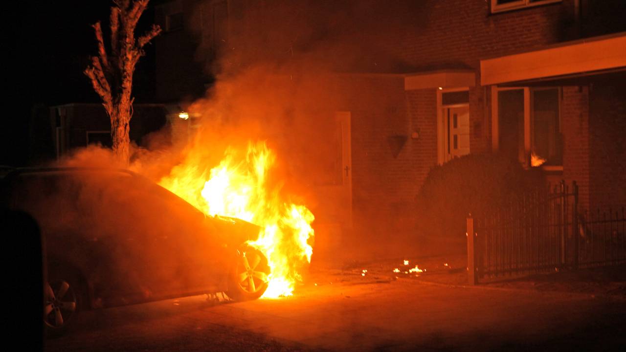 Auto onder carport in brand (Foto: FPBM / Erik Haverhals)