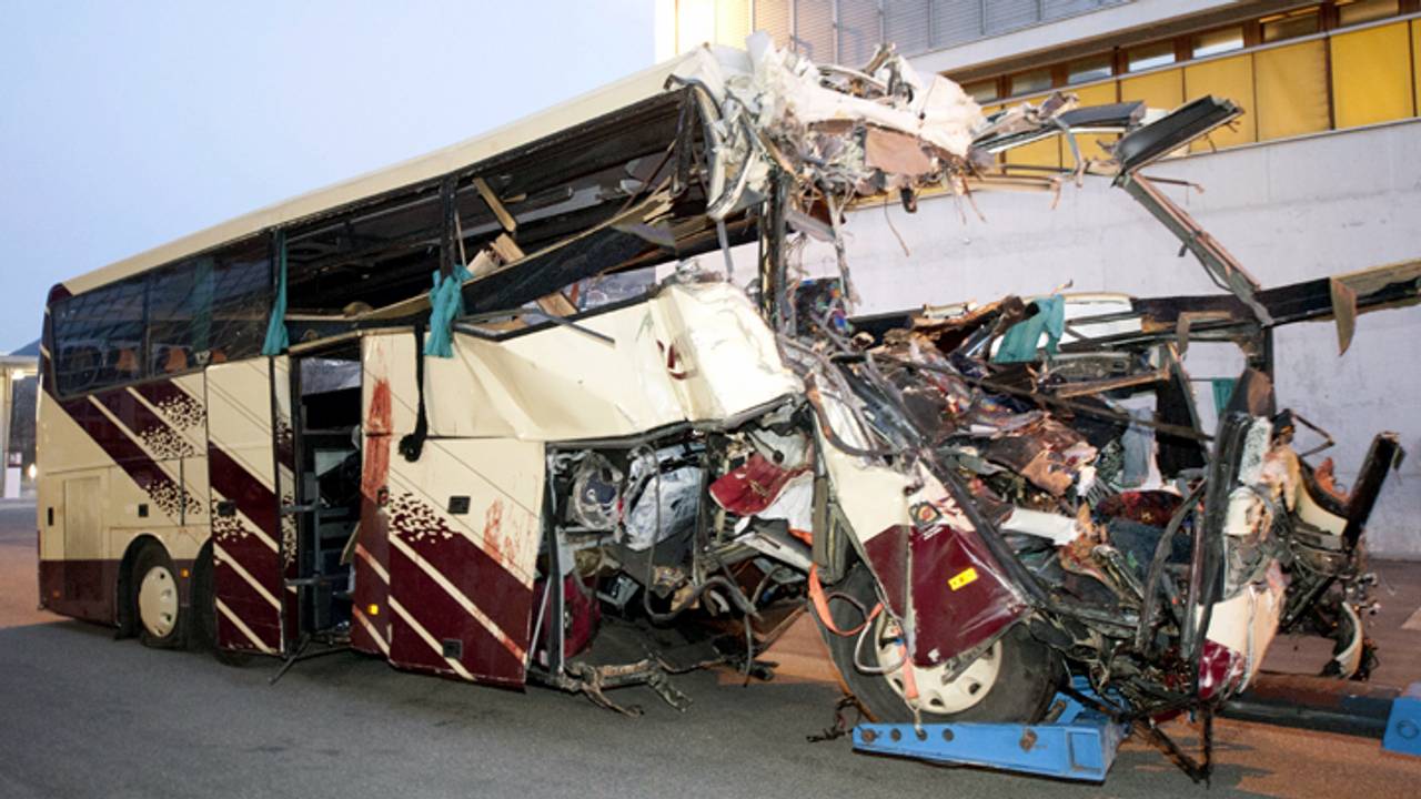 Het buswrak (foto: ANP).