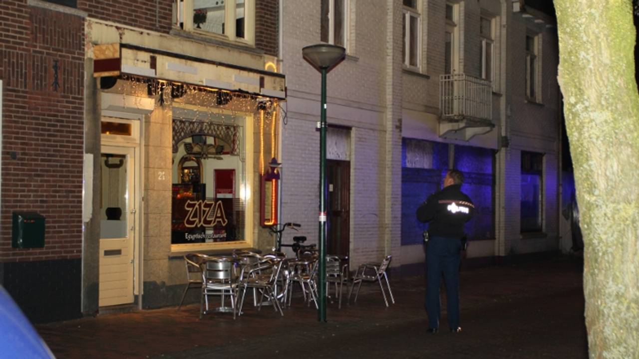 Politie doet onderzoek bij restaurant Zizi (foto: Bart Meesters / Meesters Multi Media).