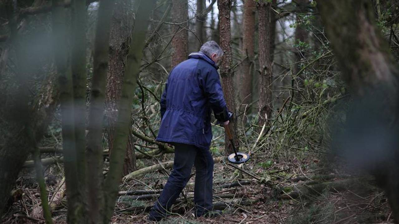 Aan de Turfbaan in Alphen wordt naar sporen gezocht (Foto: Jeroen Stuve - Mainstay Media Breda)