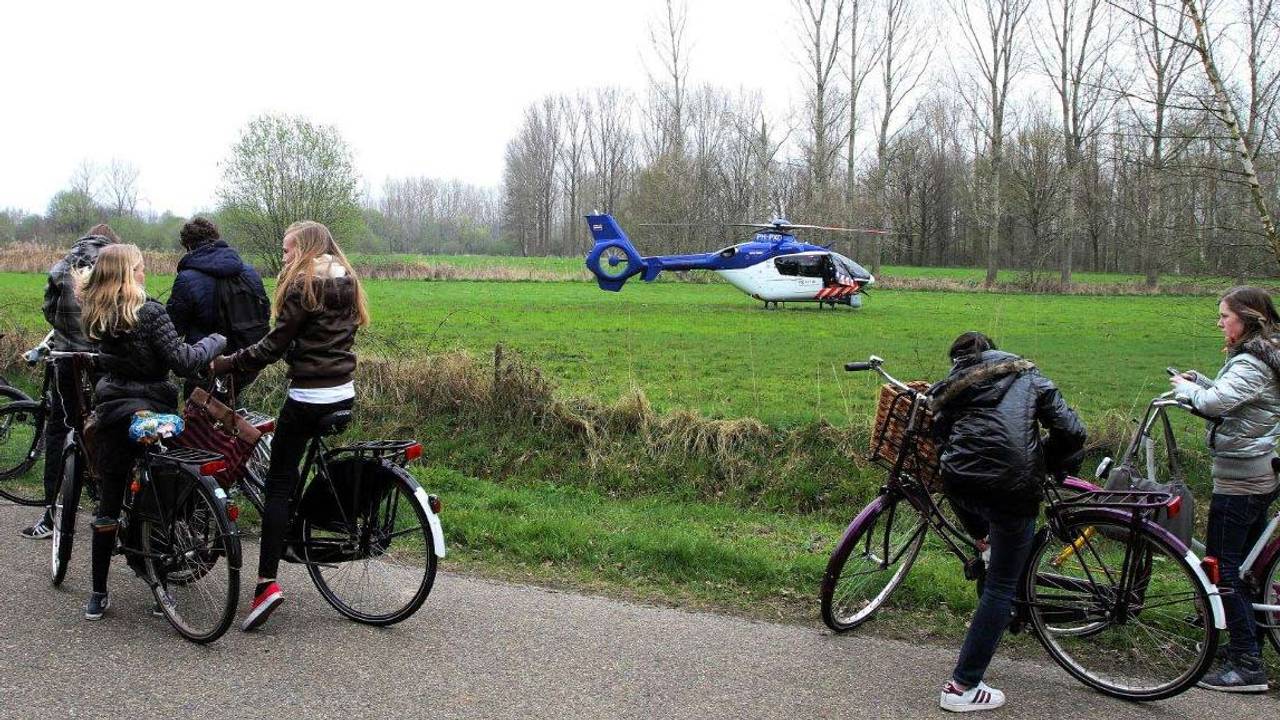 Schooljeugd bekijkt de helikopter. (Foto: Bart Meesters/Meesters Multimedia)