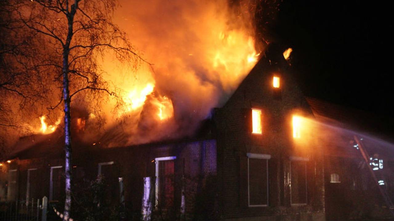 De vlammen slaan uit het dak. (foto: Marco van den Broek/SQV)