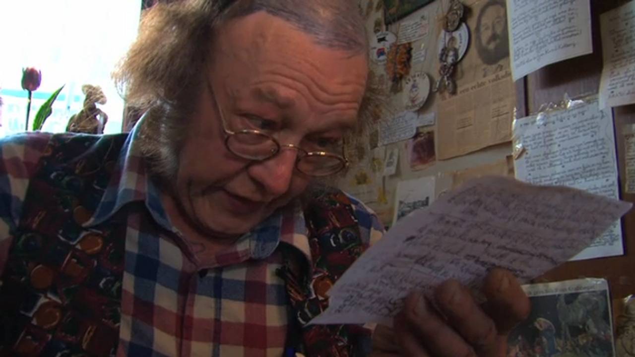 Ko leest zijn 'molestatie-gedicht' voor (foto: GeenStijl)