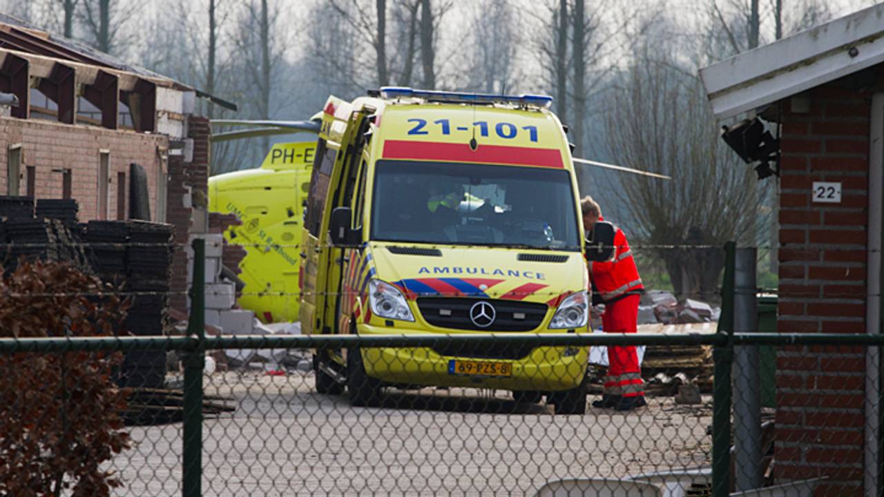 Man zwaargewond na val van gebouw (foto: Sander van Gils/SQ Vision)