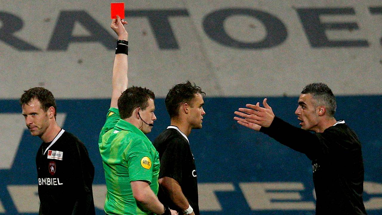 Rode kaart voor Bart van Muyen (Foto: Pics United)