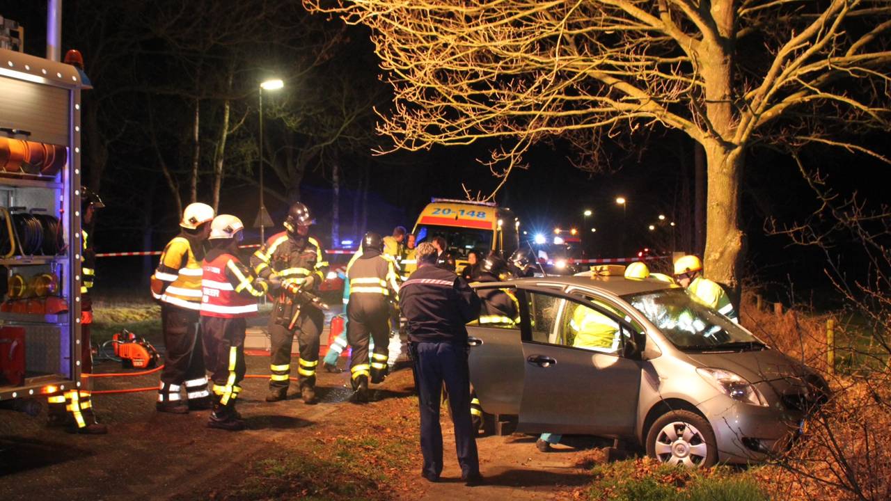 Brandweer probeert slachtoffer uit auto te bevrijden (Foto: Fons Hendriks/Meesters Multimedia)