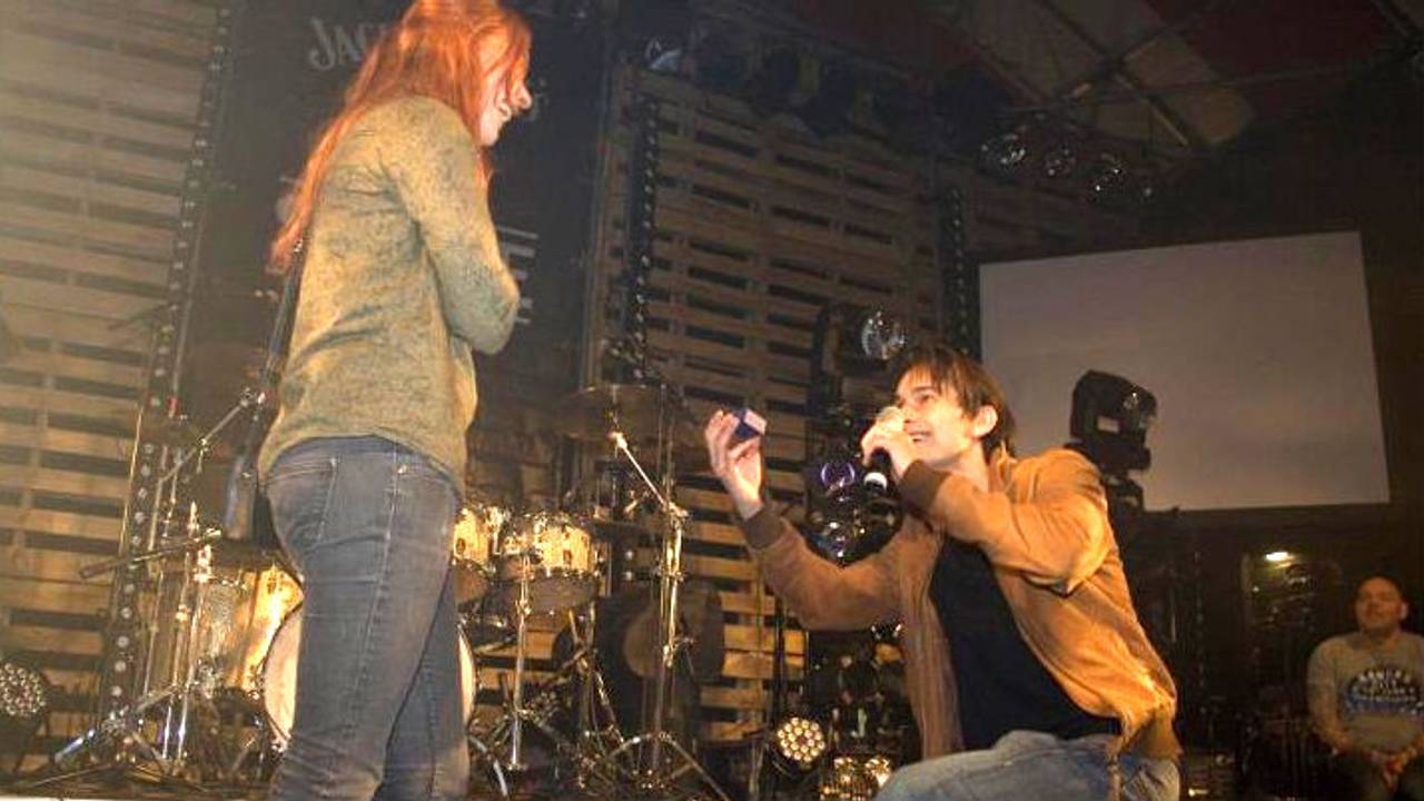 Ruben gaat geknield voor Ingeborg. (Foto: Wouter van Heeswijk)