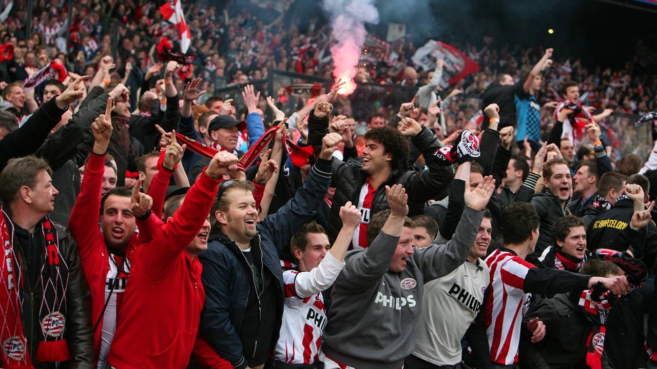 PSVfans 'Goede voetballers aantrekken belangrijker dan groter stadion' Omroep Brabant
