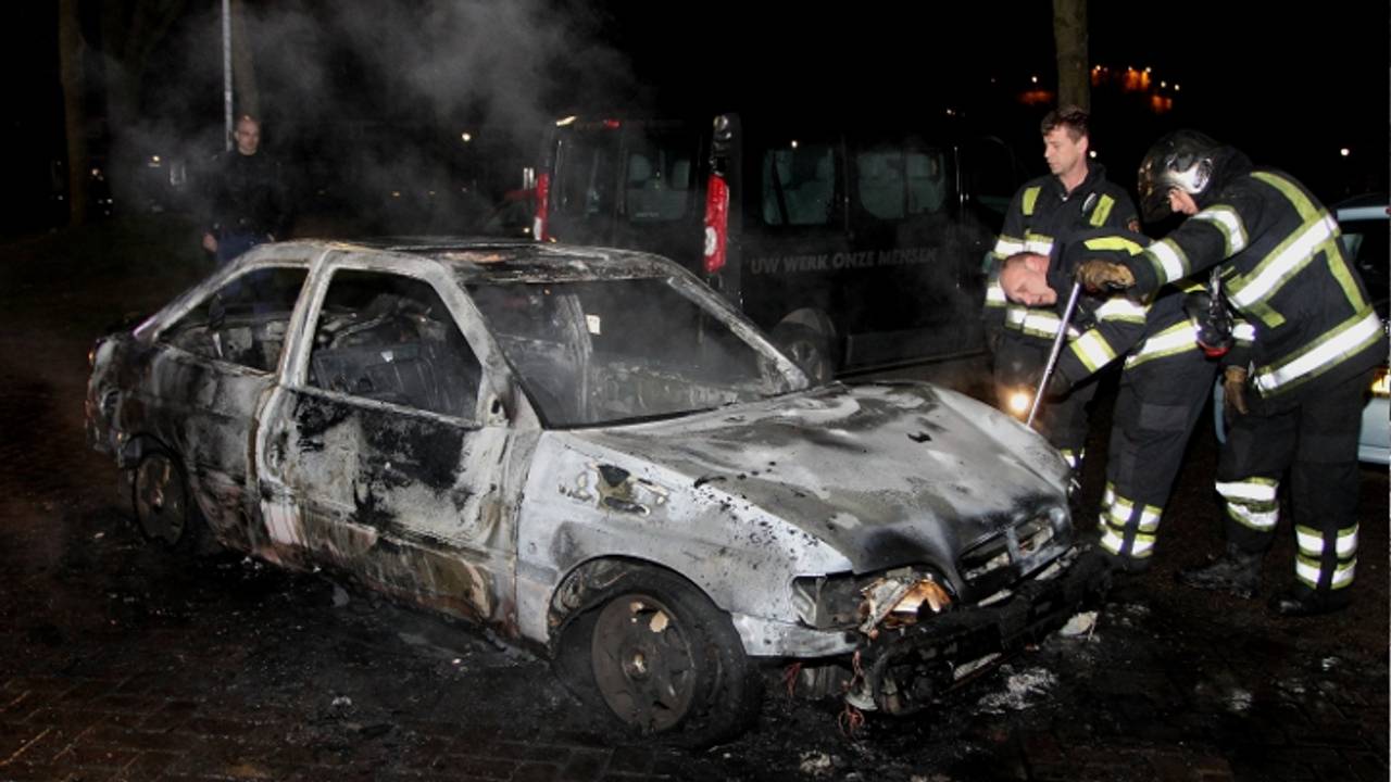 Auto compleet uitgebrand (foto: Bart Meesters / Meesters Multi Media)