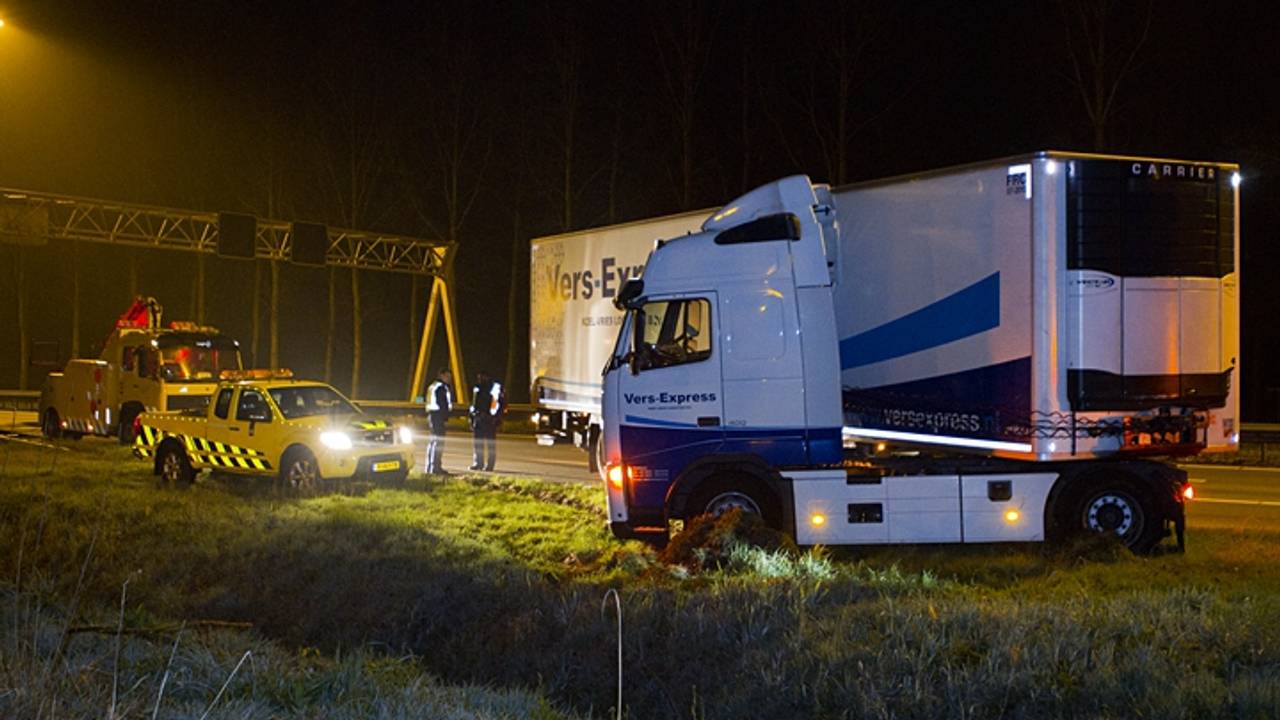 Vrachtwagen geschaard op de A2 (foto: Sander van Gils / SQ Vision)