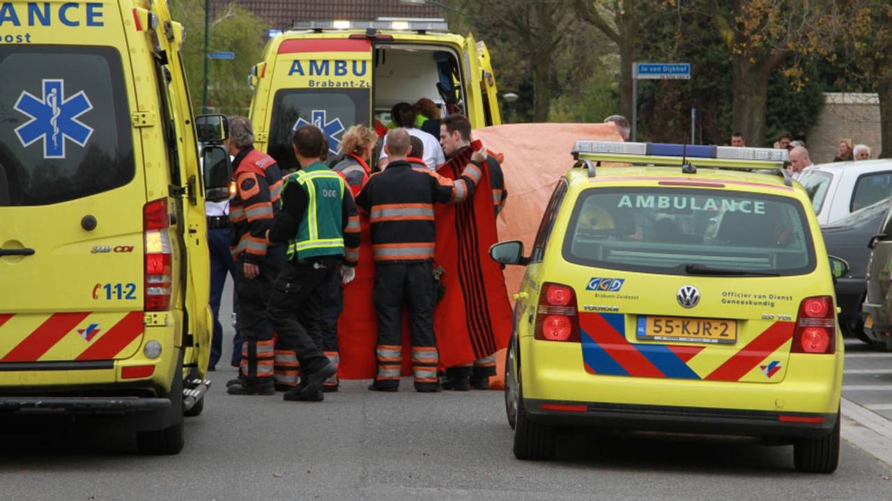 Ambulance neemt jongetje mee. (Foto: Gabor Heeres/SQ Vision Mediaprodukties)