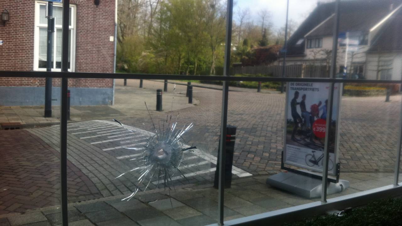 Kogelgat bij fietsenwinkel (foto: Pieter Bremer)