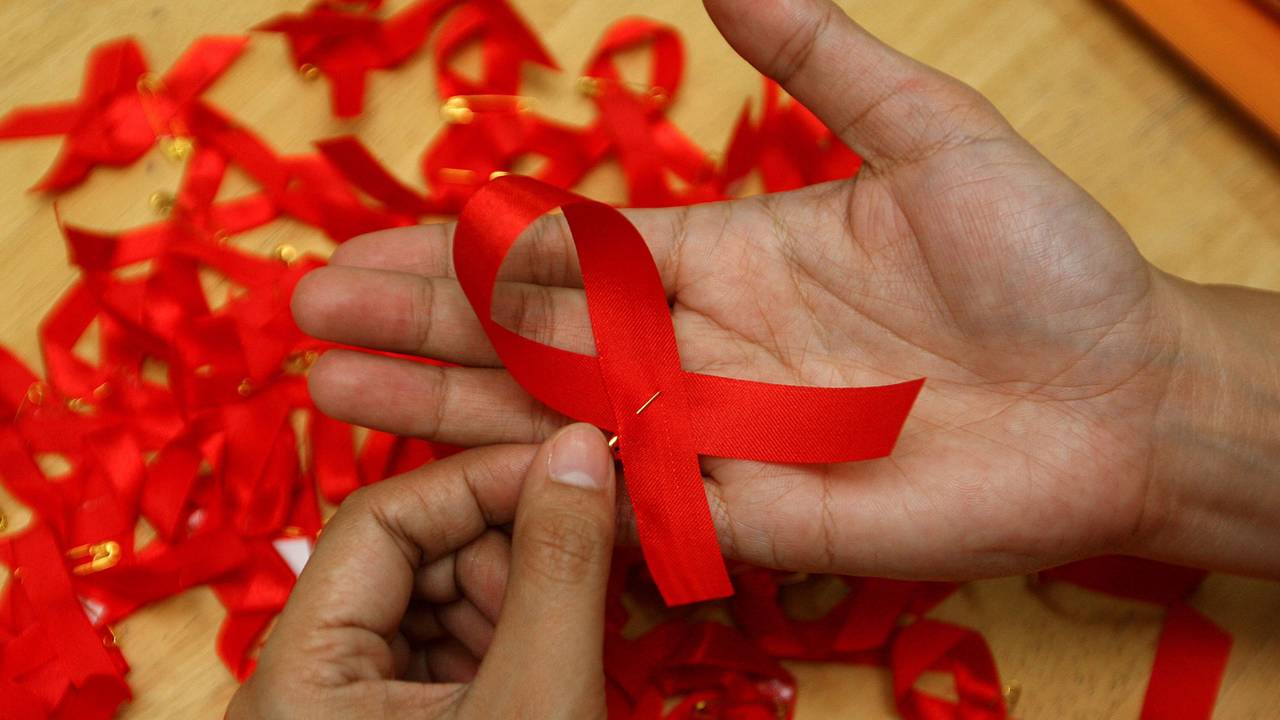 De man 'collecteerde' voor het AIDS-fonds.