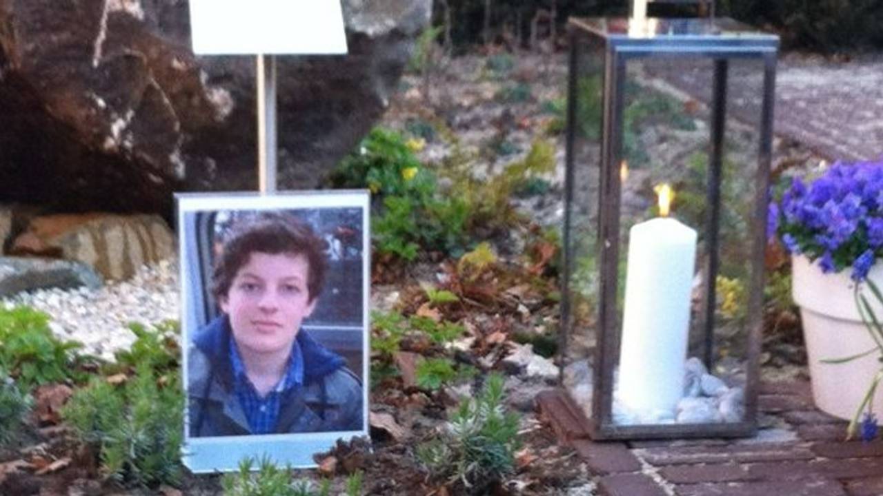 Foto van Pieter bij de school