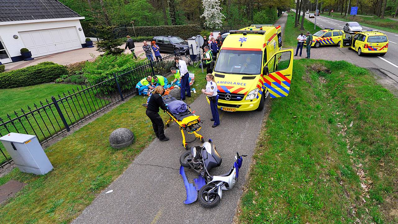 Bromfietser rijdt tegen paal (Foto: Rico Vogels/SQ Vision)