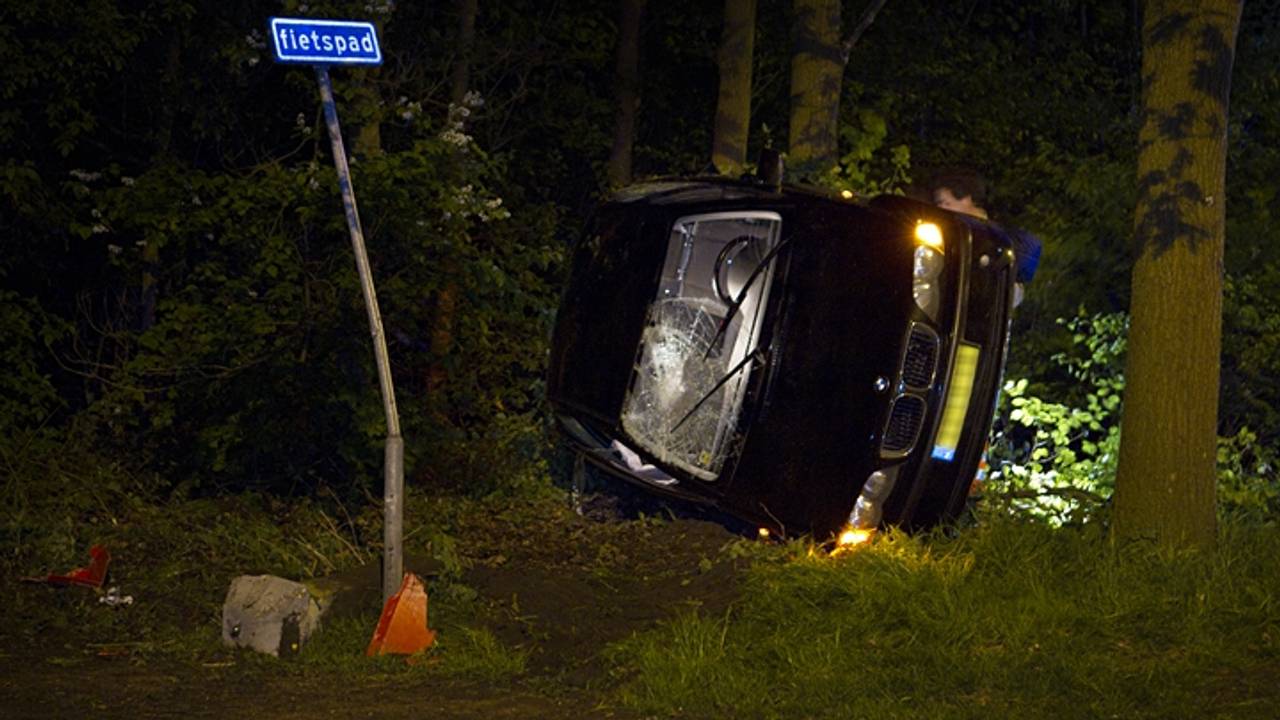 Auto op zijn kant (foto: Sander van Gils / SQ Vision).