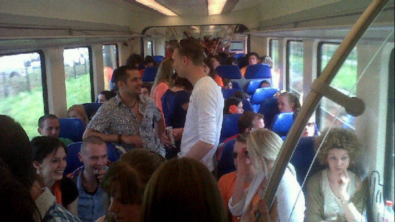 Oranje drukte in de trein (foto: Fleur Hermans)