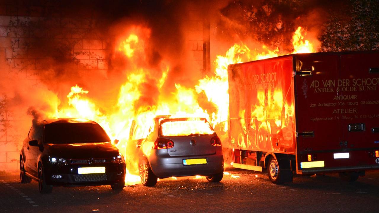 Vlammen vreten de auto's en het busje op. (Foto: Jules Vorsselaar/JV Media)