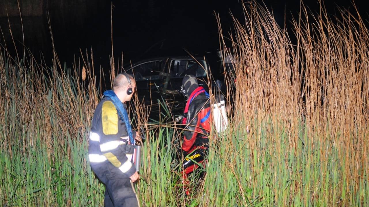 Auto belandt in het water (foto: Rob de Haas / Mainstay Media Breda).