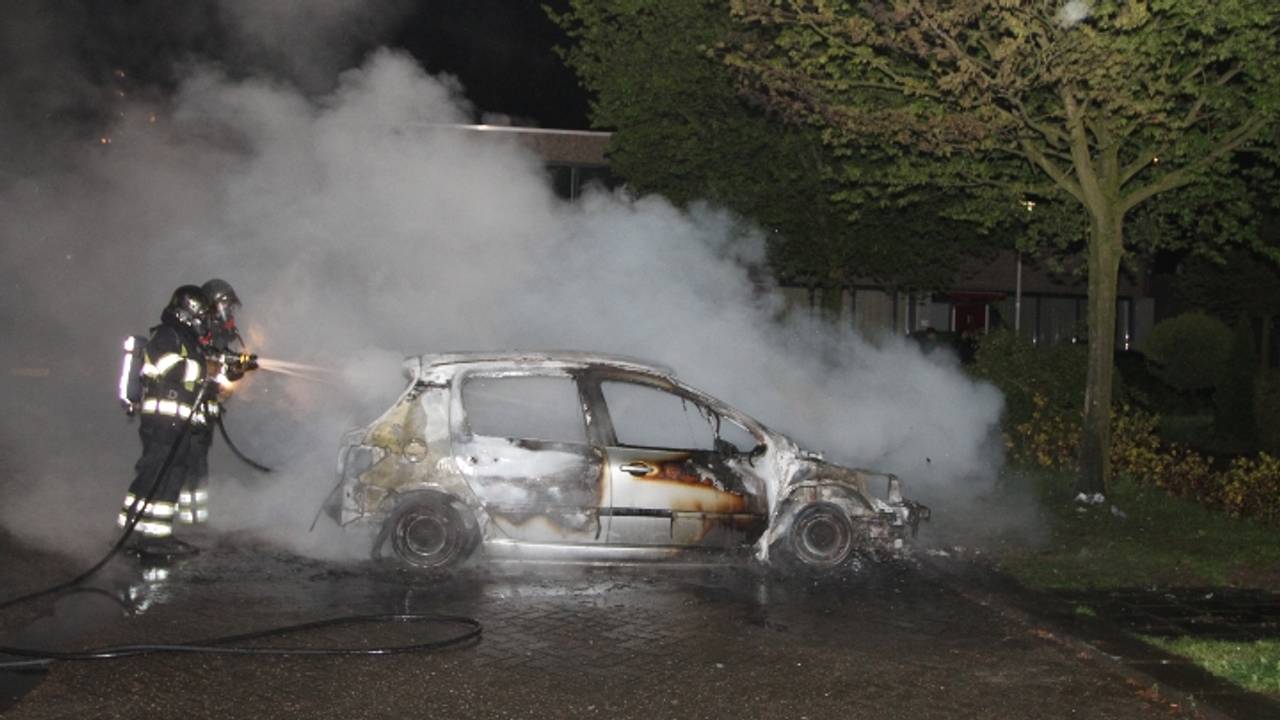 Auto volledig uitgebrand (foto: Bart Meesters / Meesters Multi Media).
