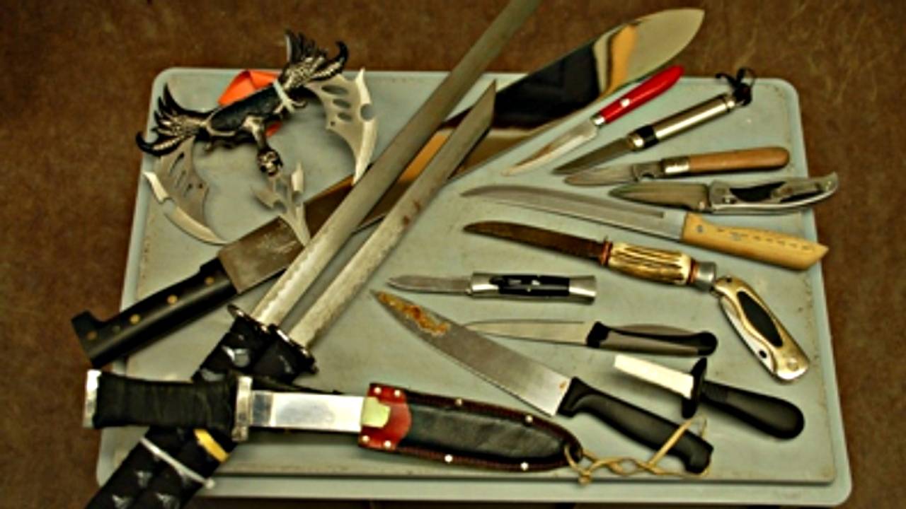 Steekwapens bij de politie ingeleverd (foto: Politie)