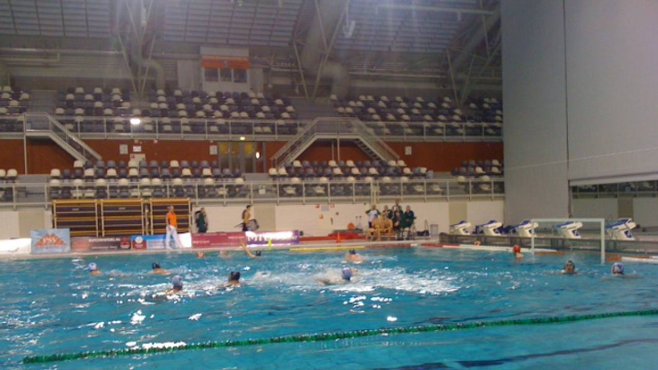 De waterpoloërs van PSV in actie.