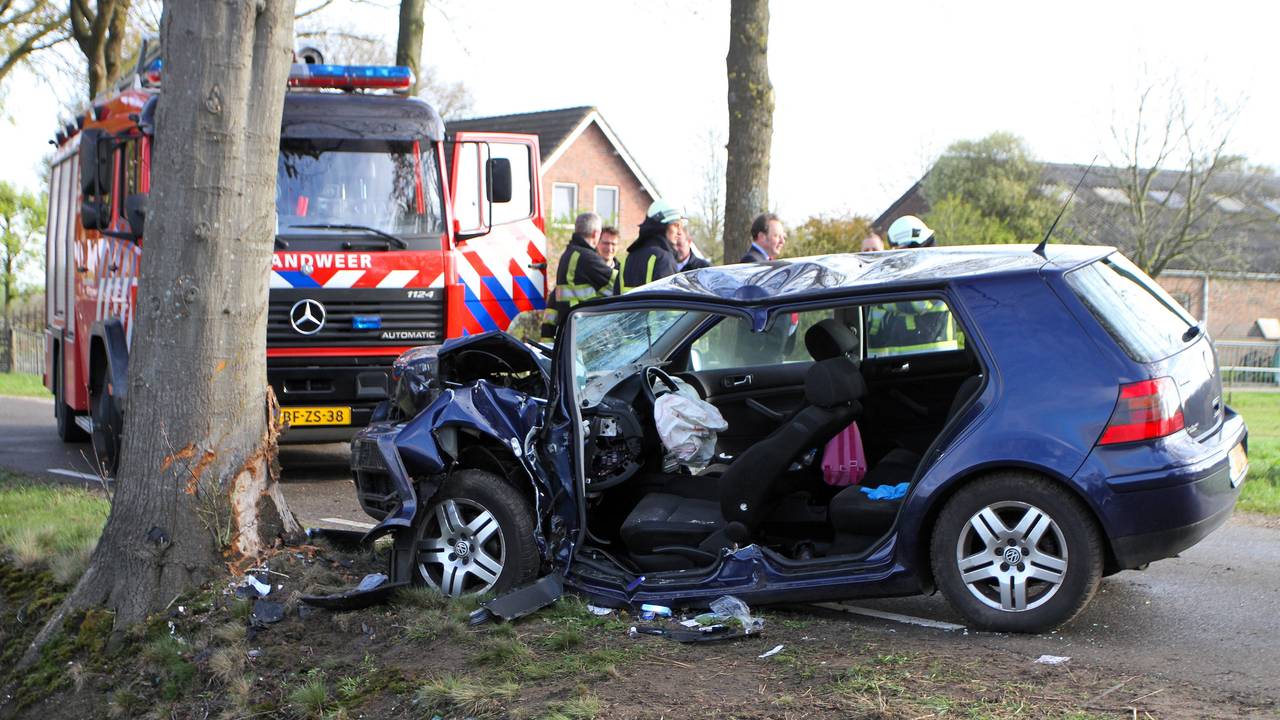 De brandweer bij het wrak (foto: Meesters Multi Media)