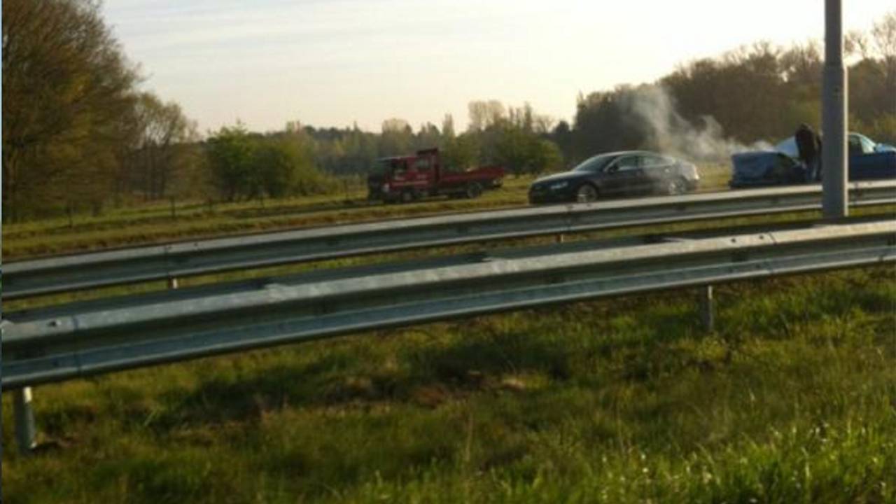 Auto flink in elkaar (foto: @Venderion / Twitter).