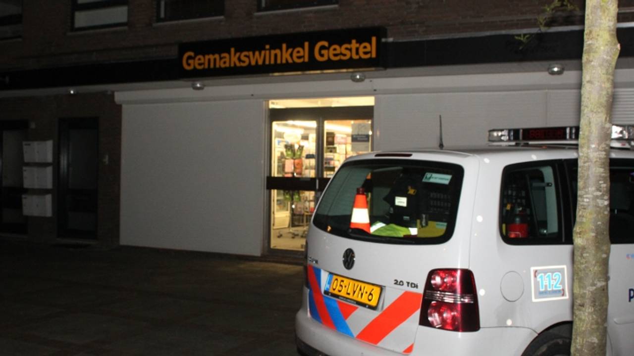Kleine supermarkt in Eindhoven overvallen (Fons Hendriks / Meesters Multimedia)
