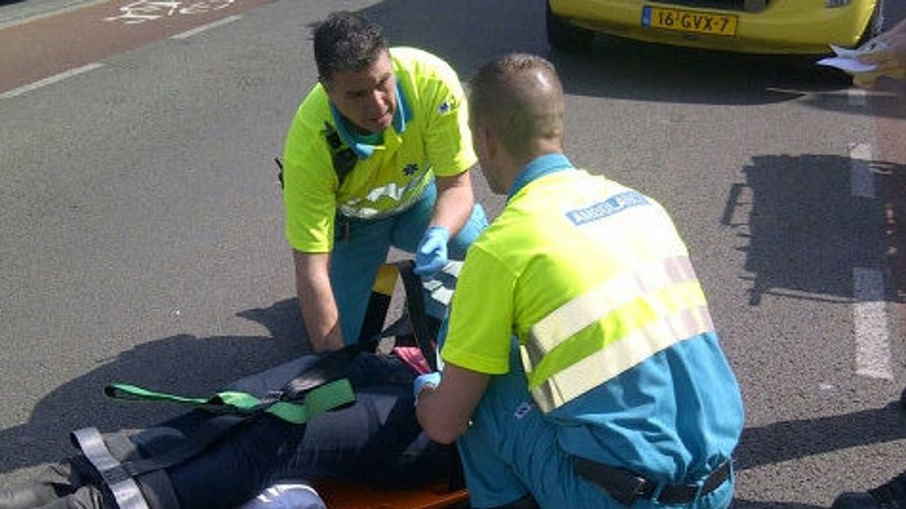 Vrouw per ambulance afgevoerd. (Foto: Wijkagent Erwin van Melis)