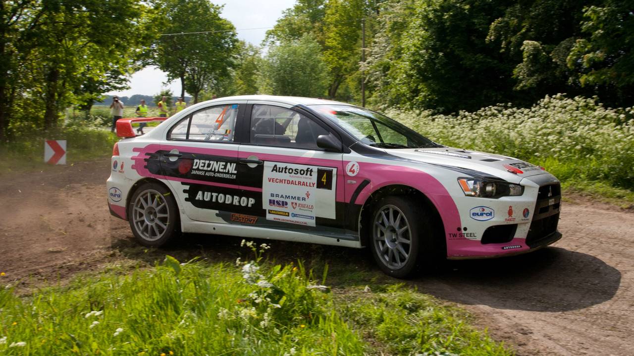 Tonnie van Deijne in zijn auto (foto: Dré Galiart)