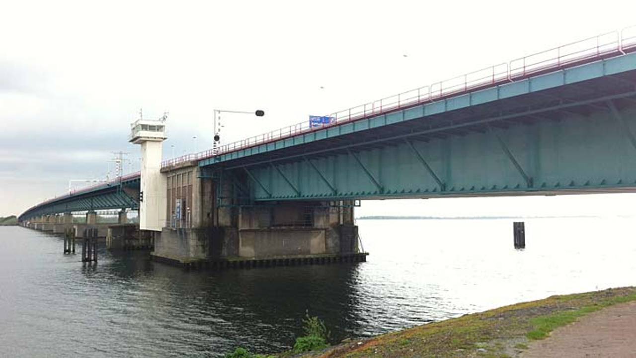 Op de Haringvlietbrug heeft de wind vrij spel (archieffoto).