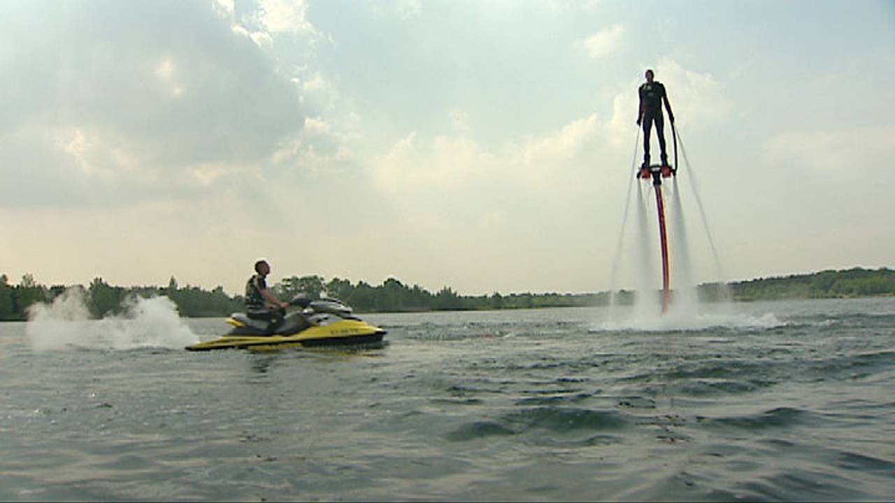 Flyboarders zijn volgens de bond een gevaar voor duikers.