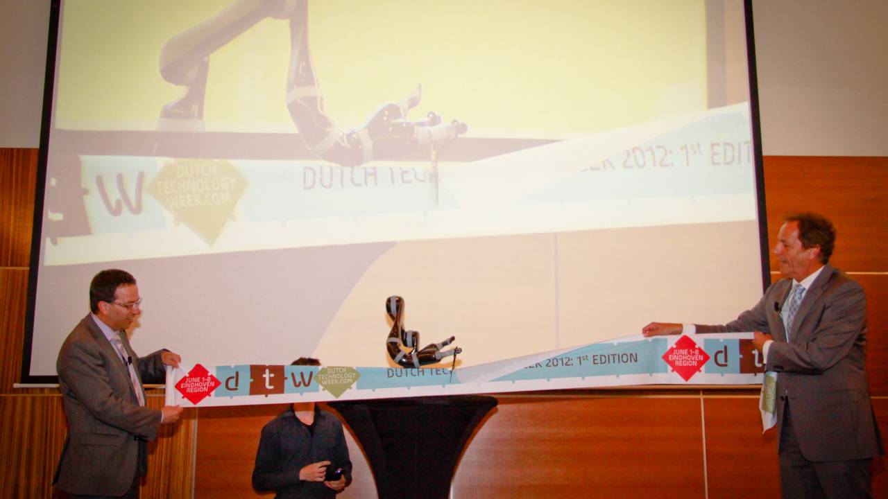 ASML-bestuurder, een robotarm en Van Gijzel openen de DTW