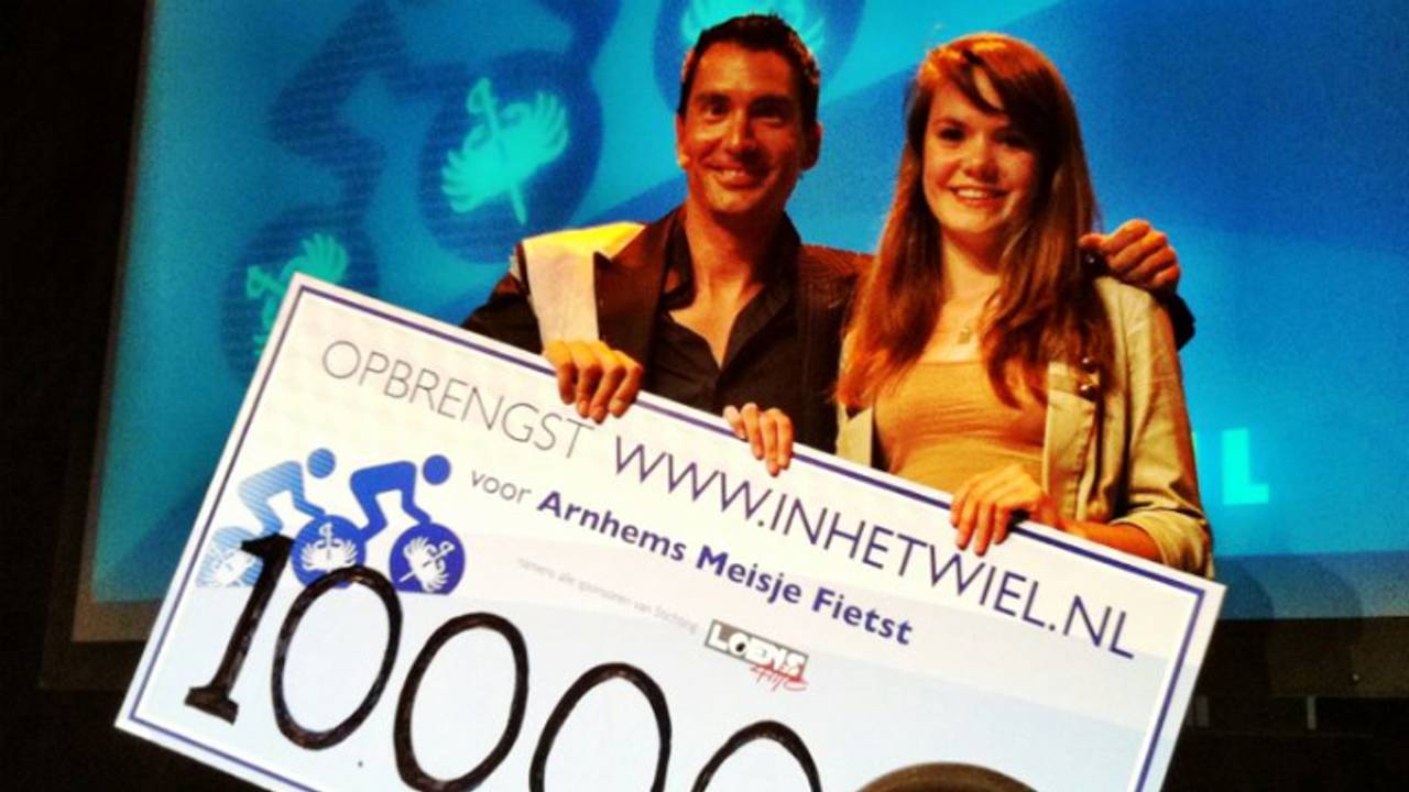Guido Weijers met de cheque