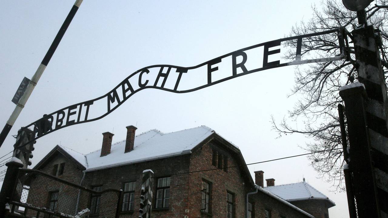 Oranje-selectie bezoekt het voormalige concentratiekamp Auschwitz-Birkenau (foto ANP)