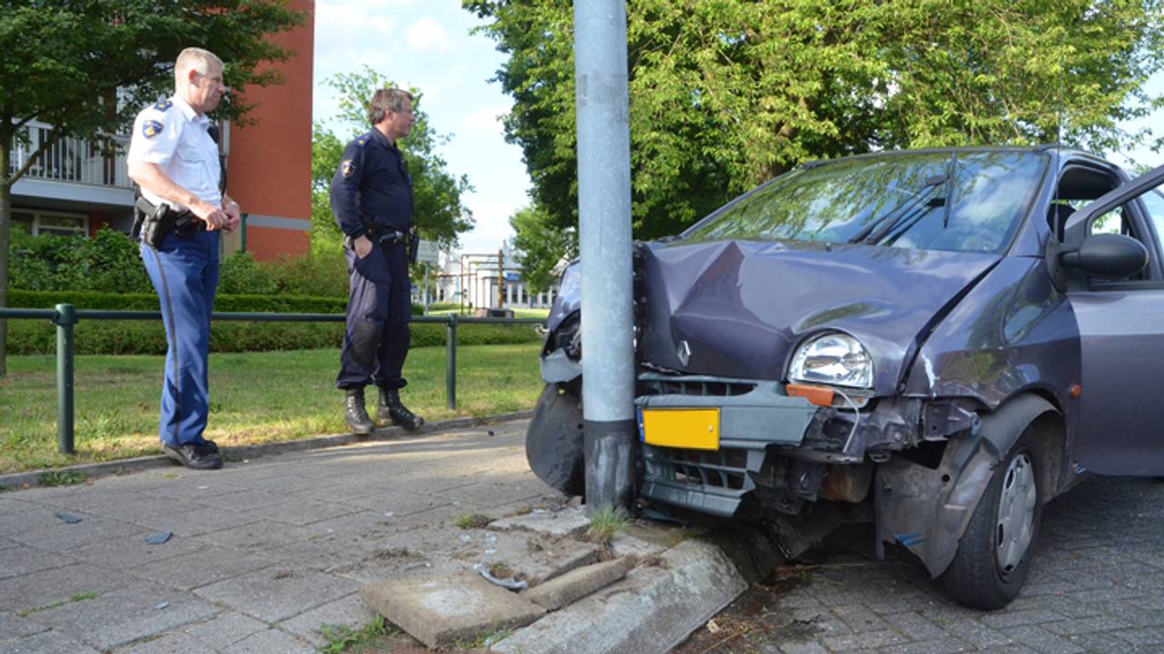 Auto belandt tegen lantaarnpaal (Foto: Sem van Rijssel/SQ Vision)