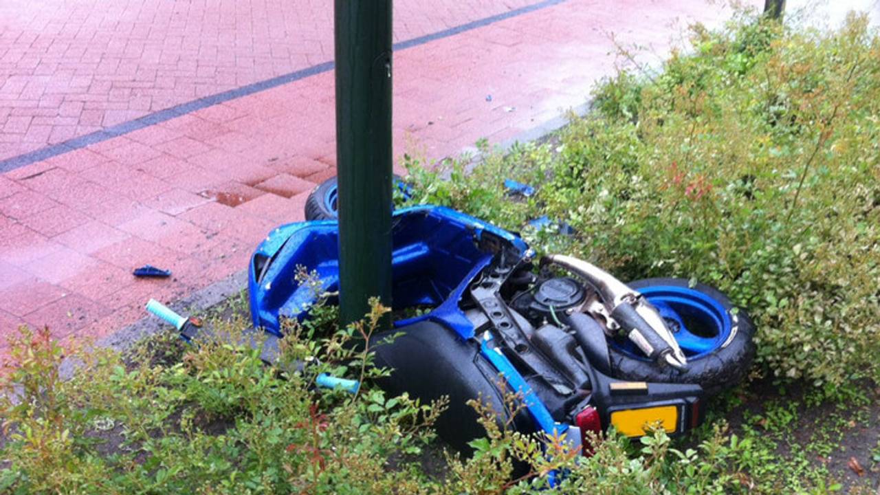 De scooter kwam tegen een lantaarnpaal terecht (foto: SQ Vision, Sander van Gils).