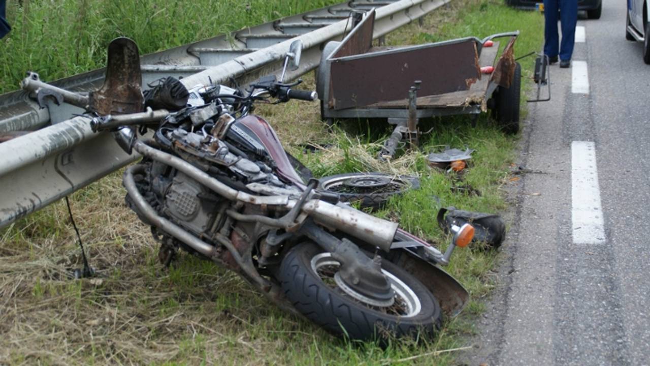 De motor is zwaar gehavend (Foto: Martijn van Bijnen / FPMB).