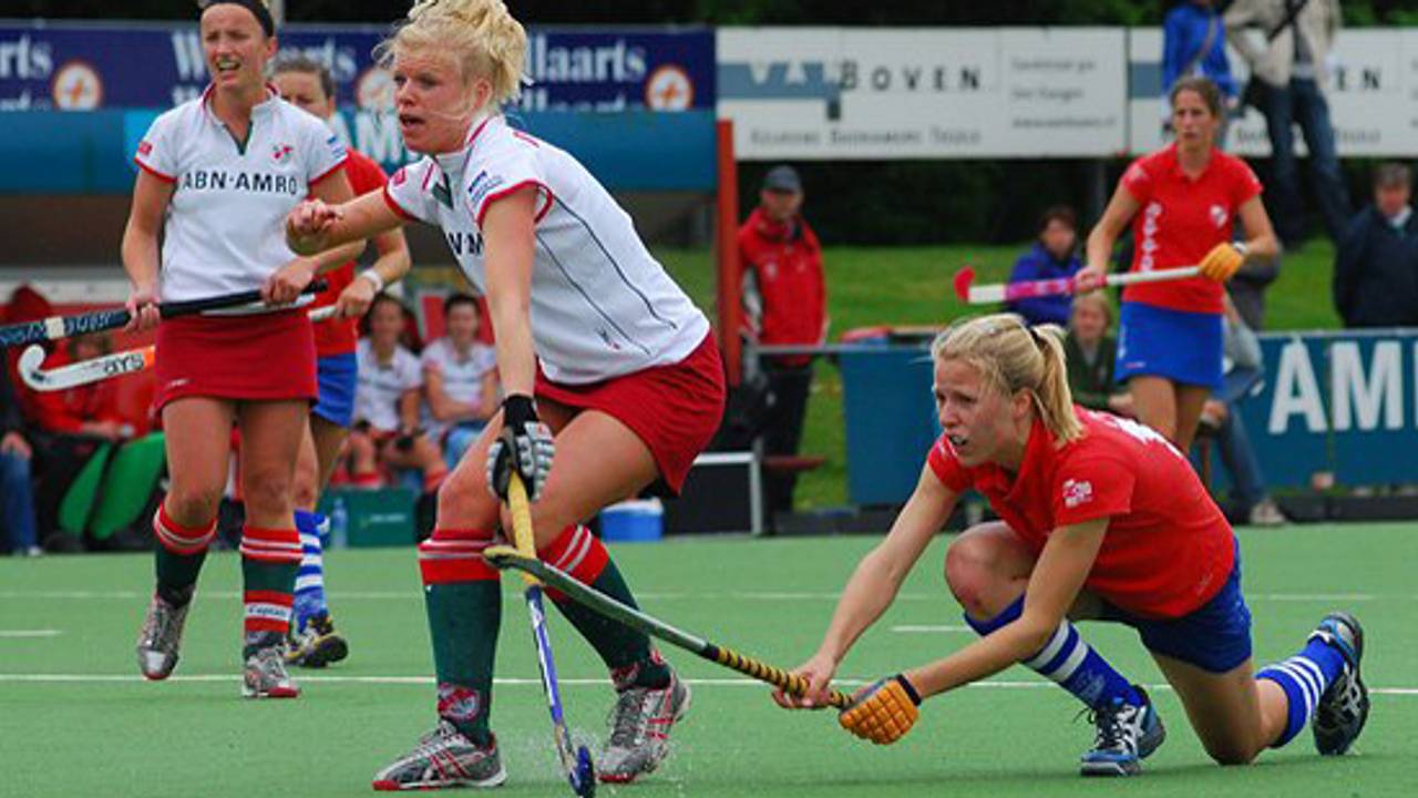 Sabine van den Assem (rechts) in actie tegen MOP (foto: CBOSports.nl)