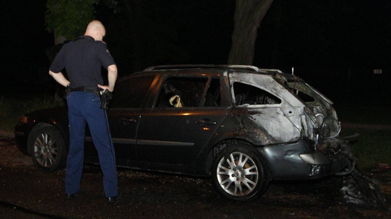 Weer auto uitgebrand (Foto: Bart Meesters / Meesters Multi Media).