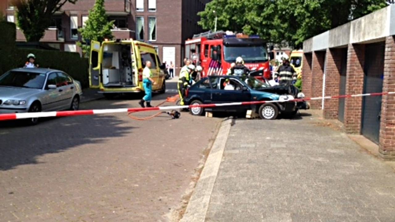 Ambulancepersoneel bij de auto (foto: Corné Verschuren)