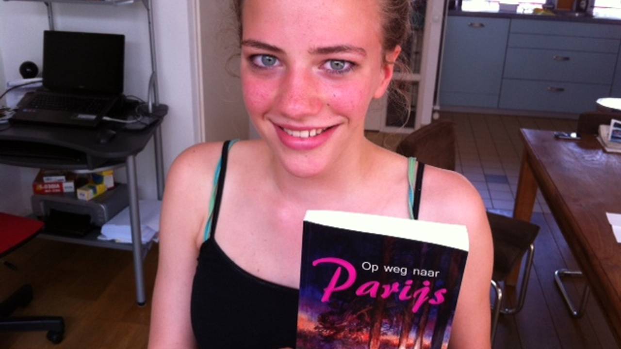 Sanne met haar avonturenboek