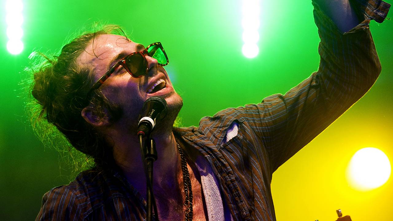Zanger Sebastian Pringle van Crystal Fighters (fotö: ANP)